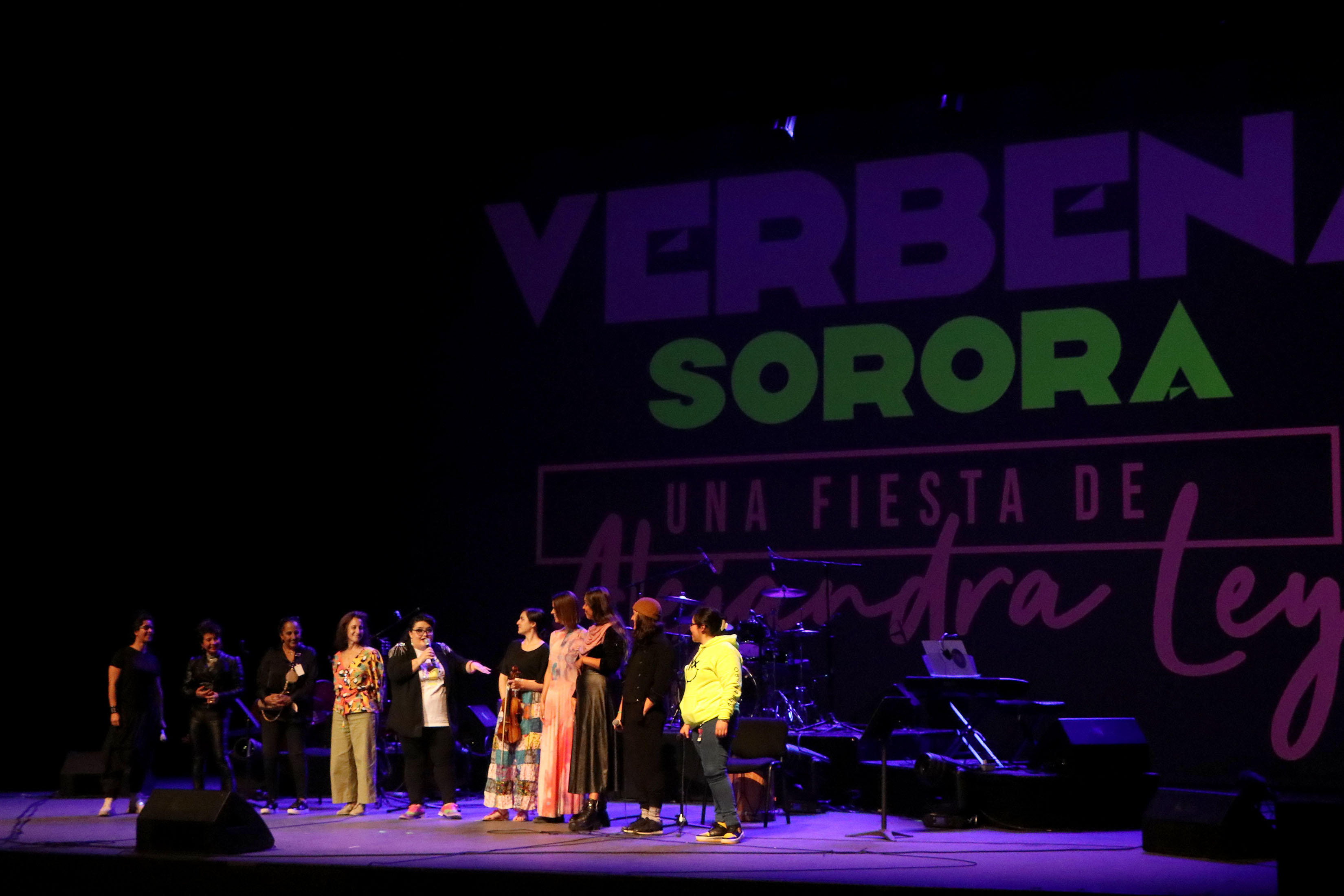 Alejandra Ley y el elenco de Verbena Sorora en el escenario